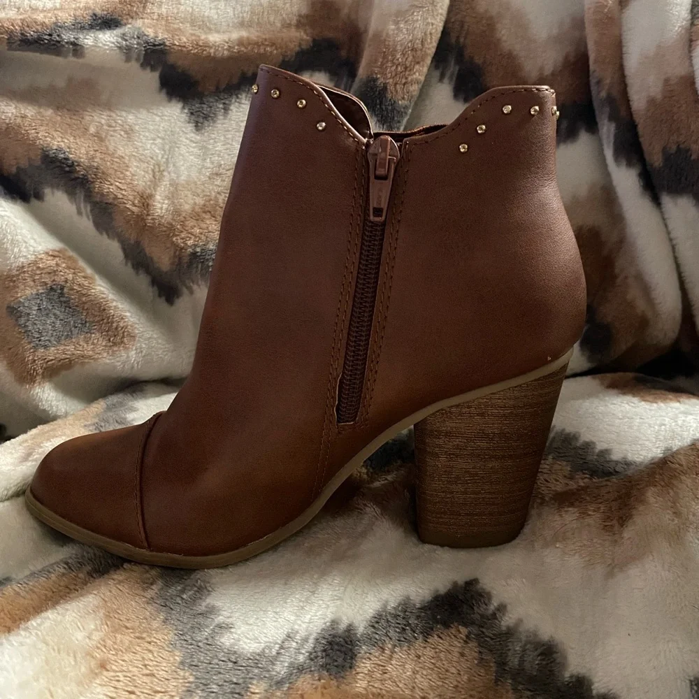 Lauren Conrad bootie. Zippers work great.